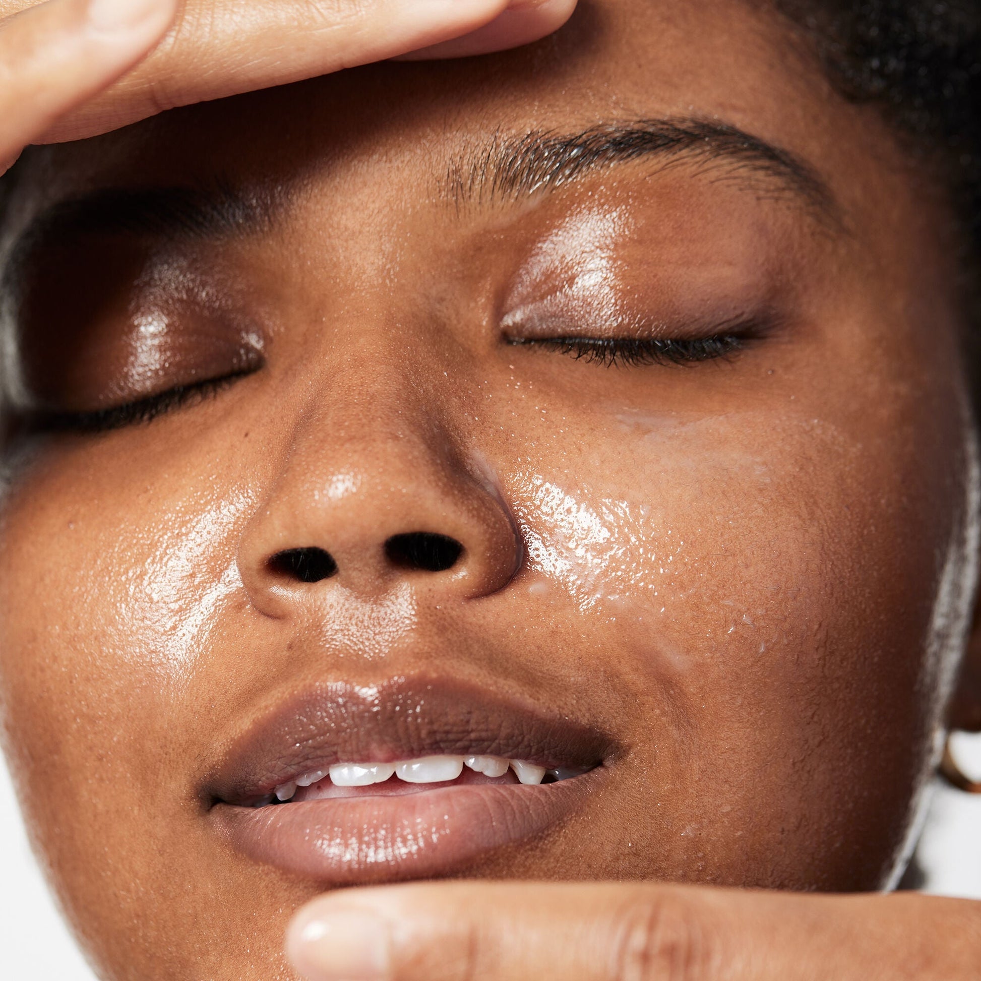 holy-hydration-makeup-melting-cleansing-balm-m5 040822_Model_HH-Cleansingbalm_044_RT2-V1_IGF_6a40ae53-ccc2-4a83-9d08-7c99f2dc2b4b.jpg