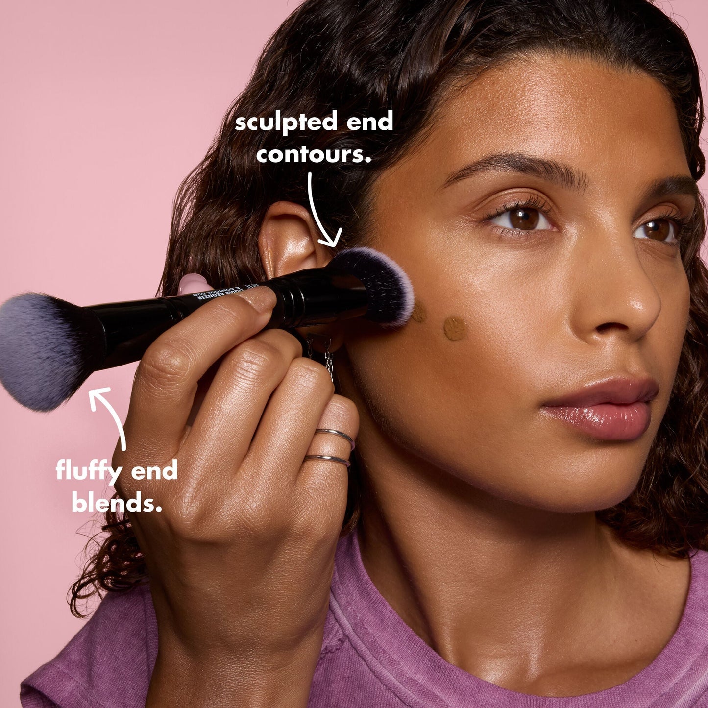 liquid-bronzer-and-contour-duo-brush-t2 0426_EDU_LiquidBronzer_ContourDuoBrush_BenefitModel.jpg