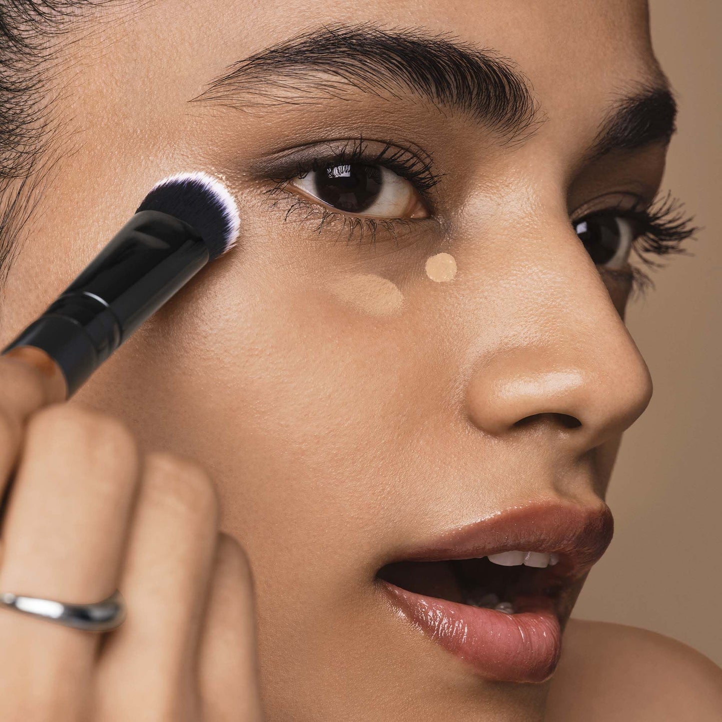 tap-and-blend-concealer-brush-y0 042925_Dipti_SoftGlam_Brushes_App_0044_477_w3QC_IGF.jpg