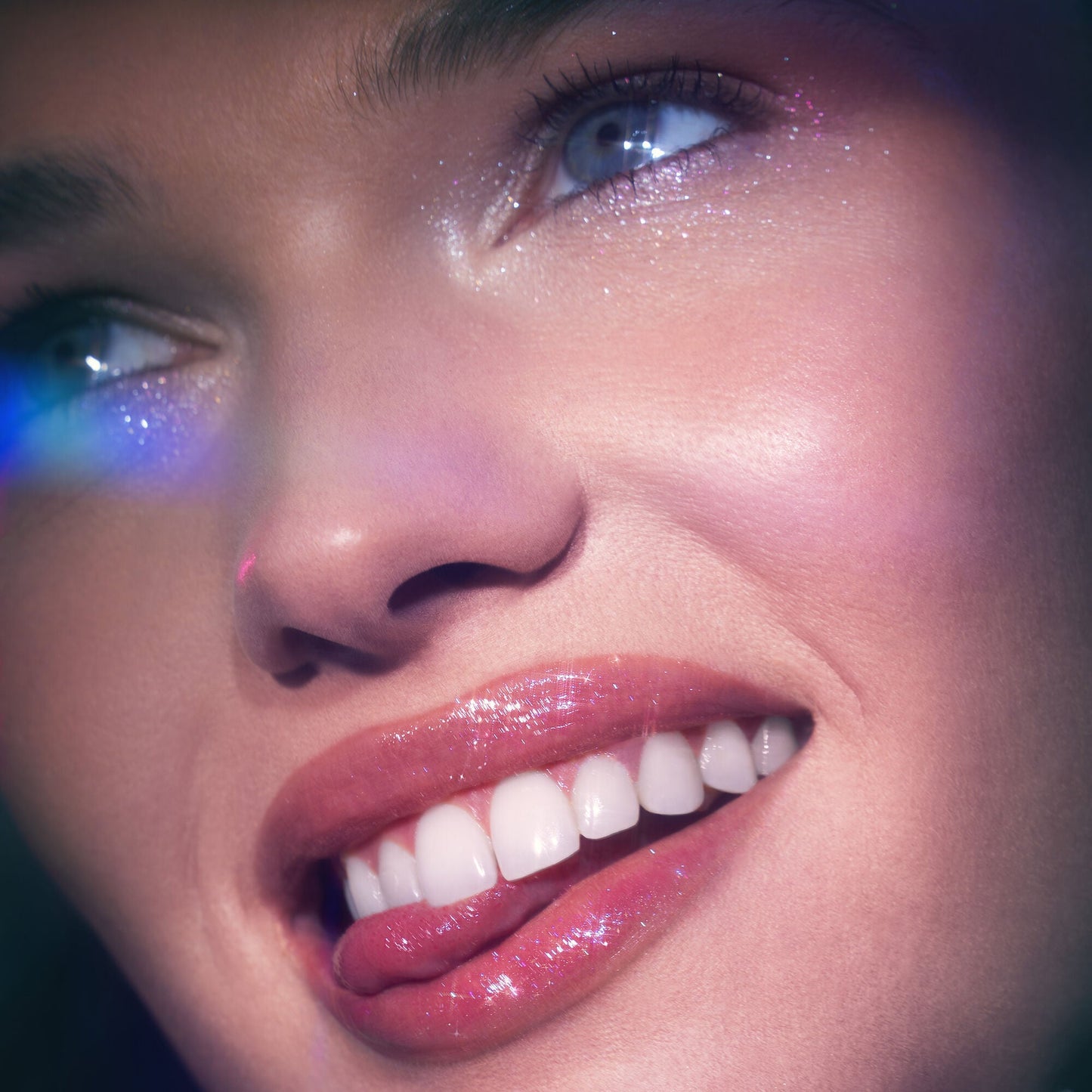 glow-reviver-lip-oil-glimmer-f1 053124_Lily_LipOil_OFace_FineAsFleck_0315_v4_RGB_IGF.jpg