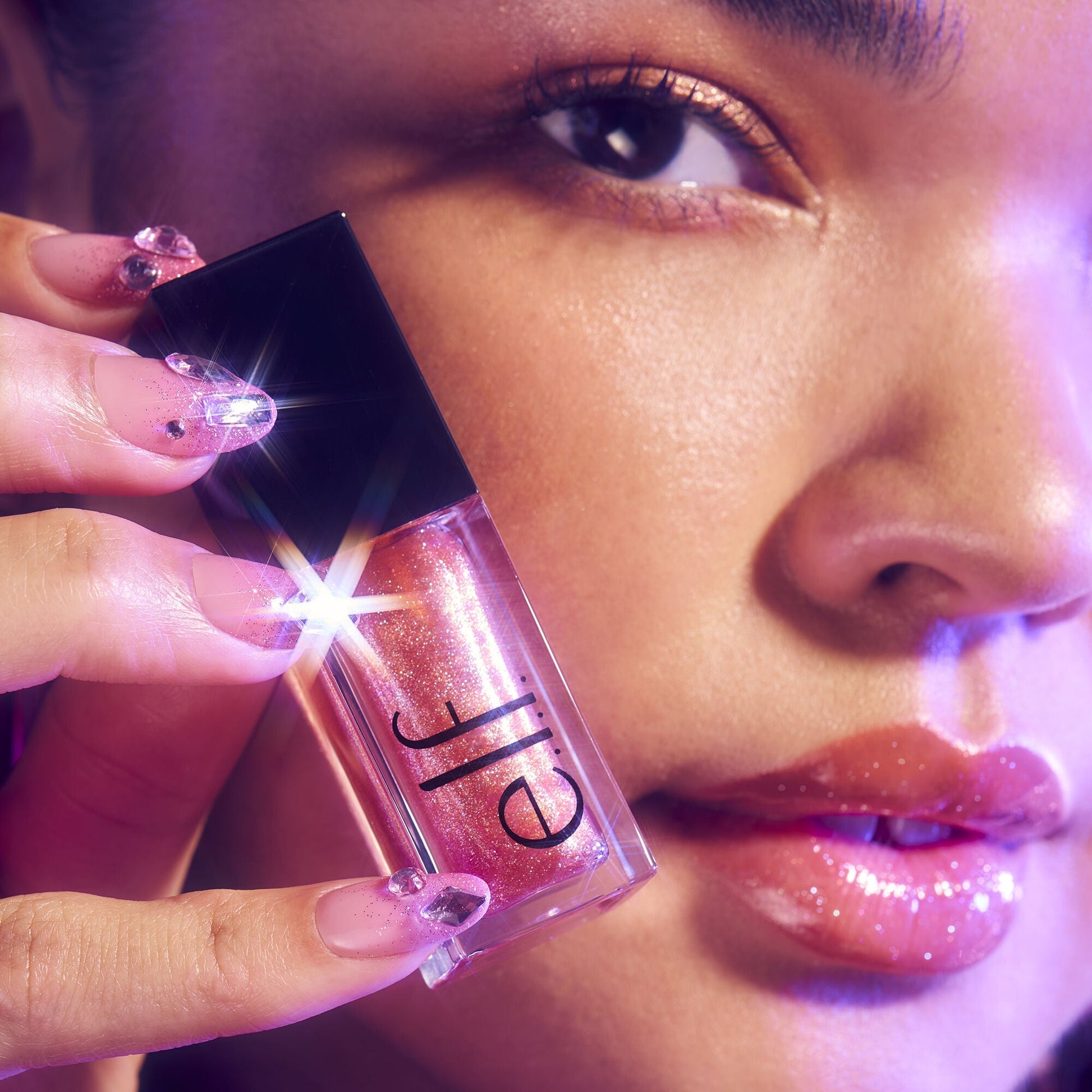 glow-reviver-plumping-lip-oil-b3 072225_Breanna_LipPlump_0391_2000x2000_0613e084-a418-44f9-b40d-c461b7a4b6db.jpg