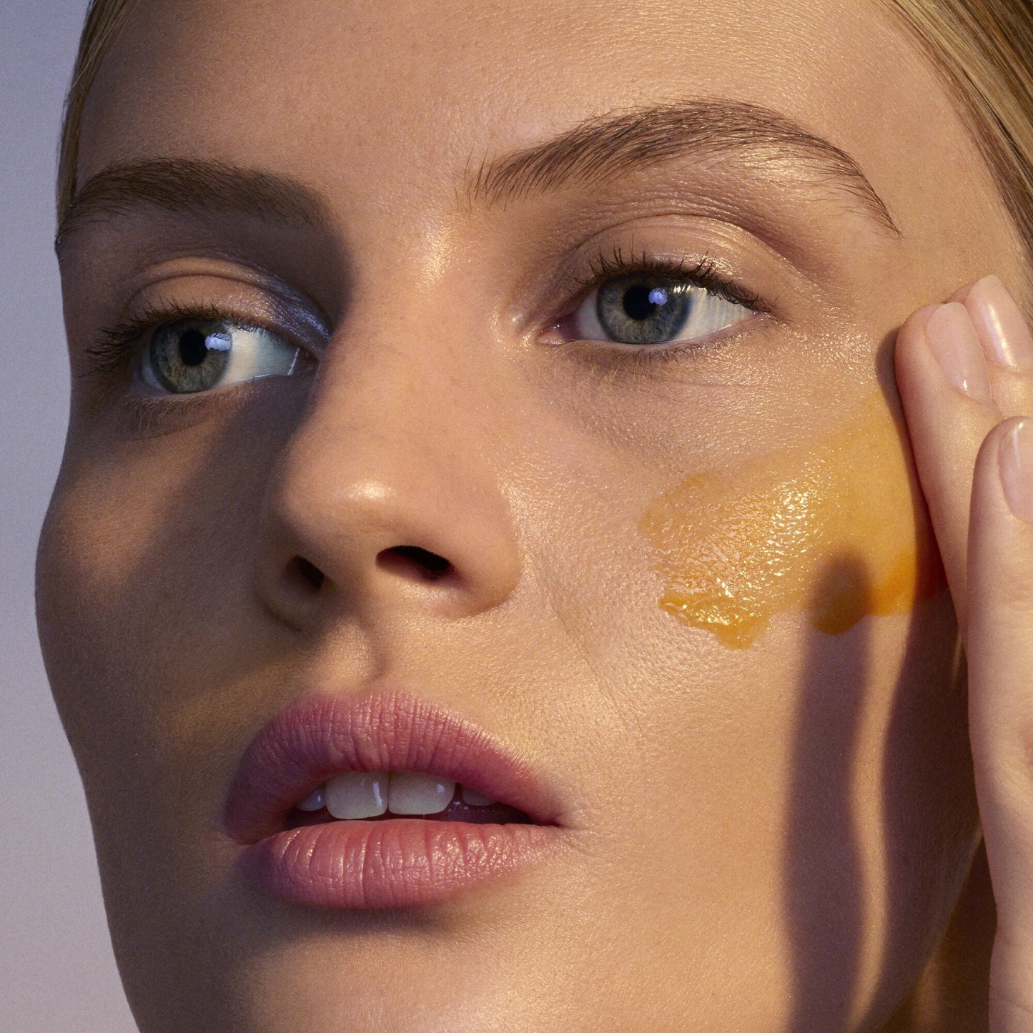 youth-boosting-advanced-night-retinoid-serum-q2 080222_Florence_ANR_0403_IGF_V2.jpg