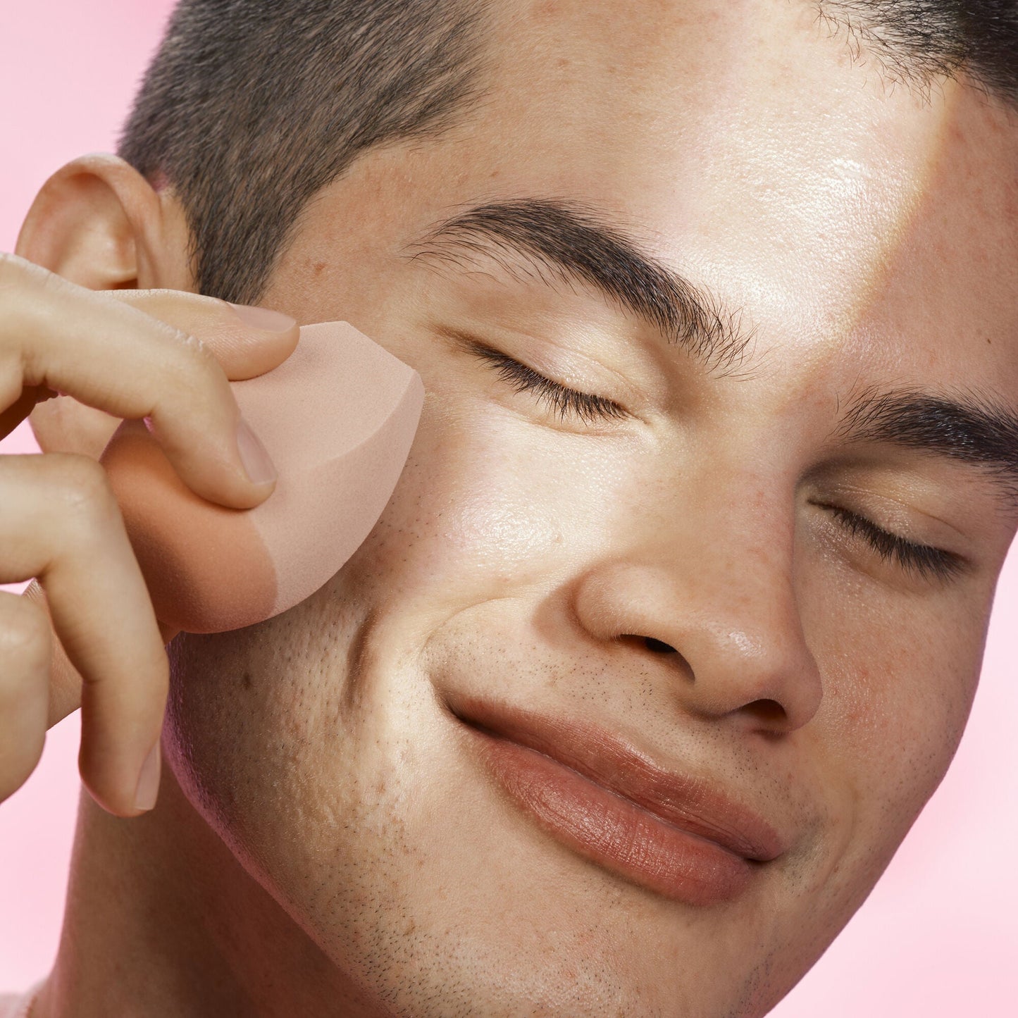 halo-glow-angled-silicone-face-sponge-e0 102124_HGST_Alfredo_Application_0134_v2_RGB_IGF.jpg