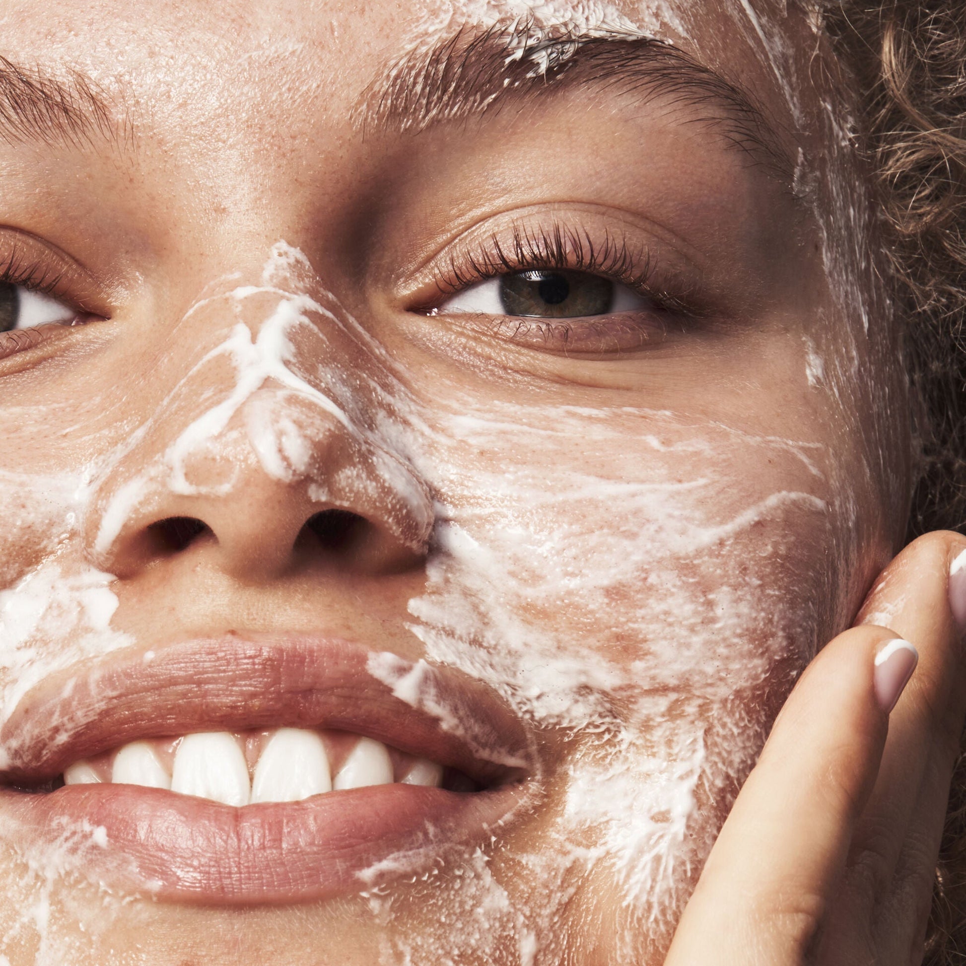 blemish-breakthrough-acne-clarifying-cleanser-k0 121321_Marley-Acne-Regimen_0117_FINAL_IGF.jpg