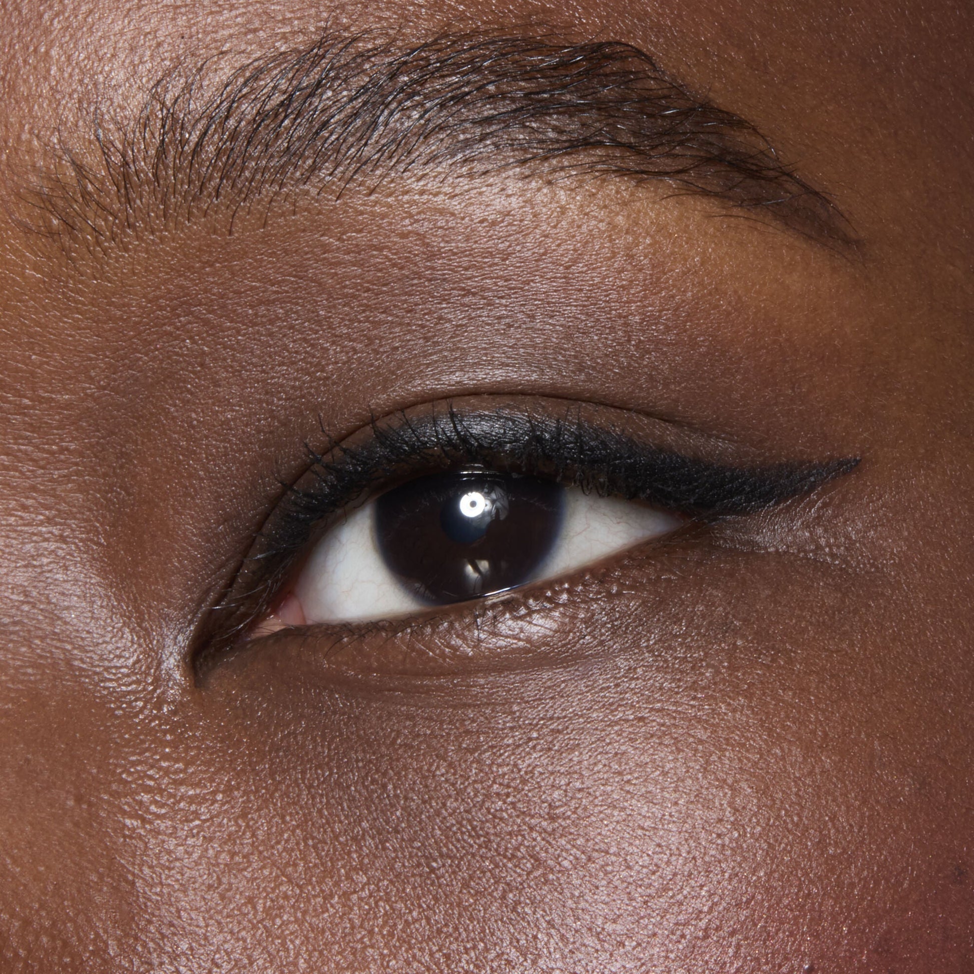 no-budge-retractable-eyeliner-e7 81330_NO_BUDGE_RETRACTABLE_EYELINER_BLACK_BILLIE_0062_V2.jpg