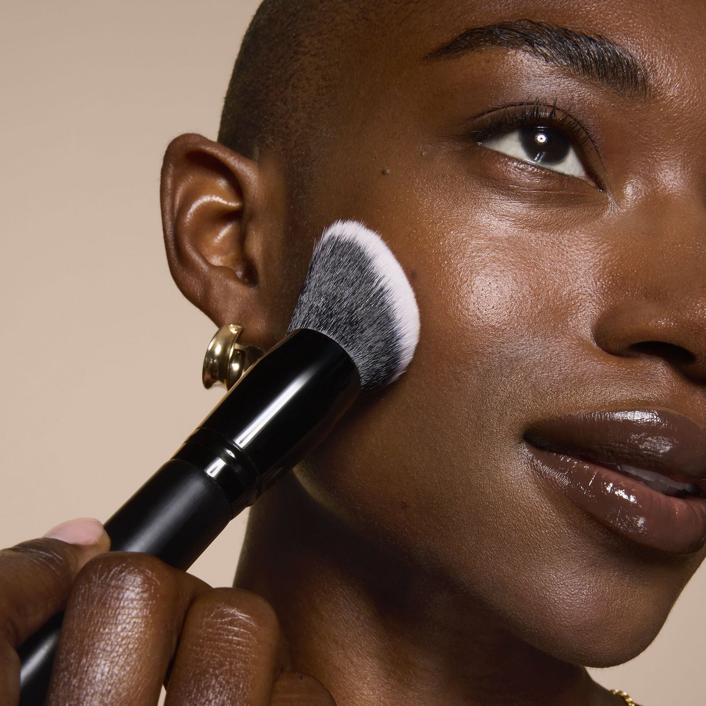 smooth-swipe-foundation-brush-w4 81456_MOM_SMOOTH_SWIPE_FOUNDATION_BRUSH_TOOL_SHOT_IYANNA_0169_V4.jpg