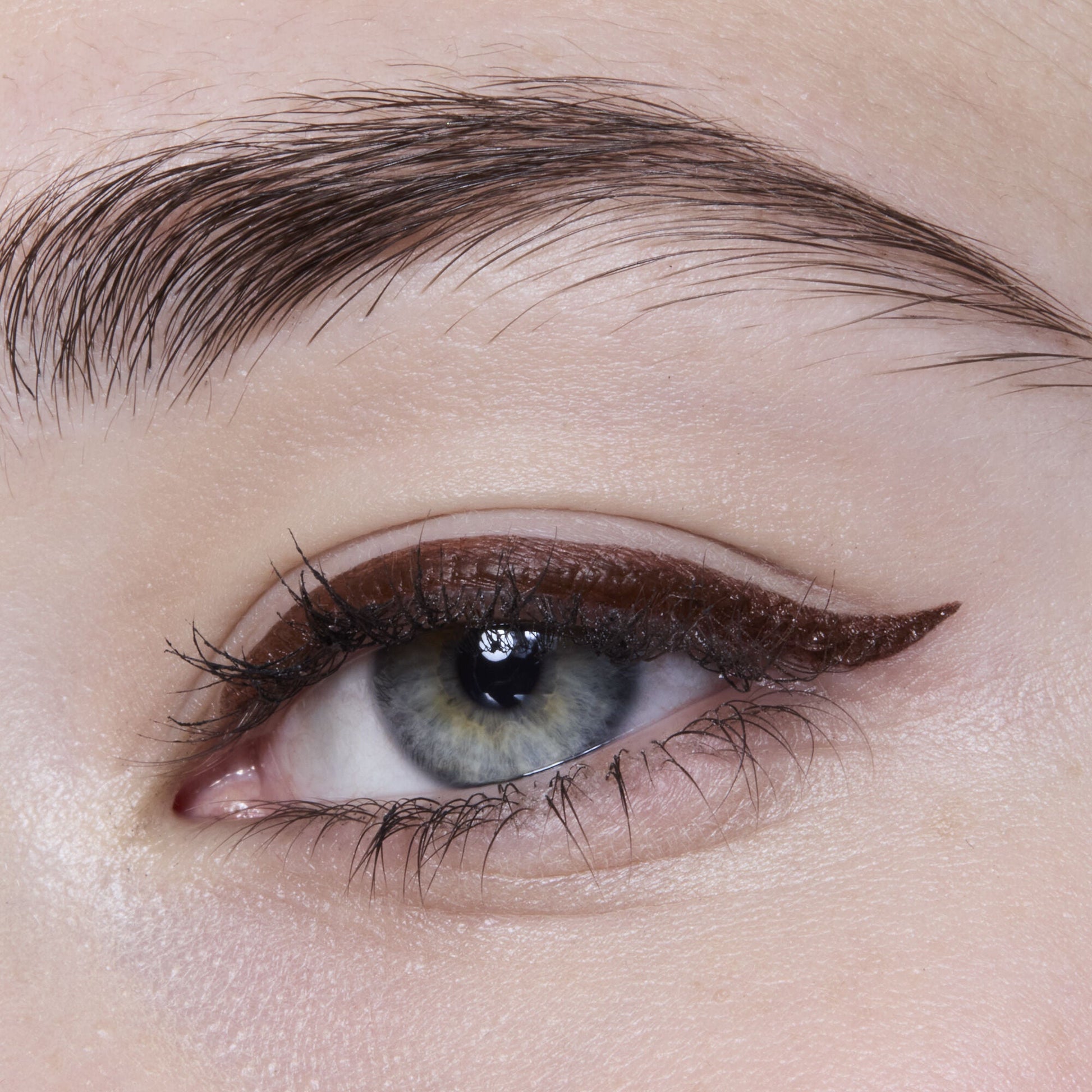 h2o-proof-eyeliner-pen-l3 81606_H20_PROOF_EYELINER_20PEN_CHESTNUT_MOM_BROWN_JORDAN_0029_v3.jpg
