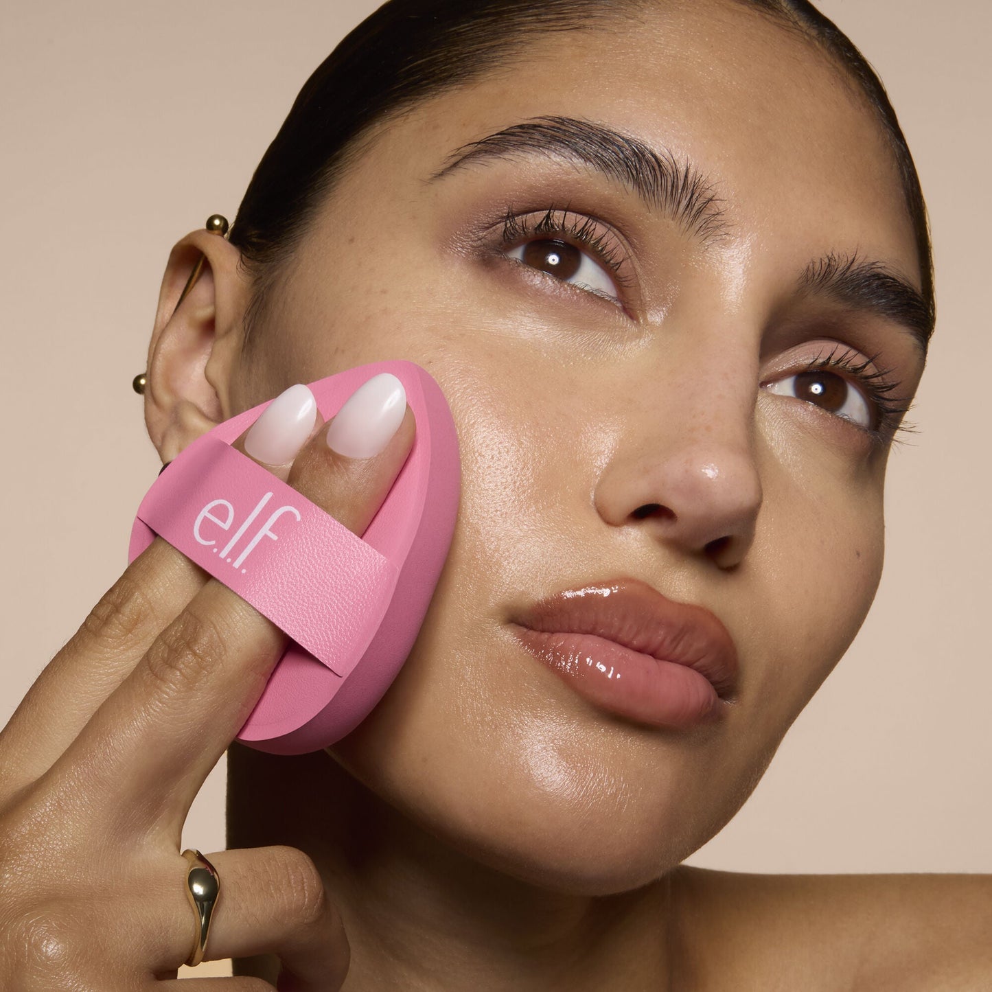pillow-puff-foundation-sponge-t7 81838_MOM_PILLOW_PUFF_FOUNDATION_SPONGE_TOOL_SHOT_SONALI_0126_V2.jpg
