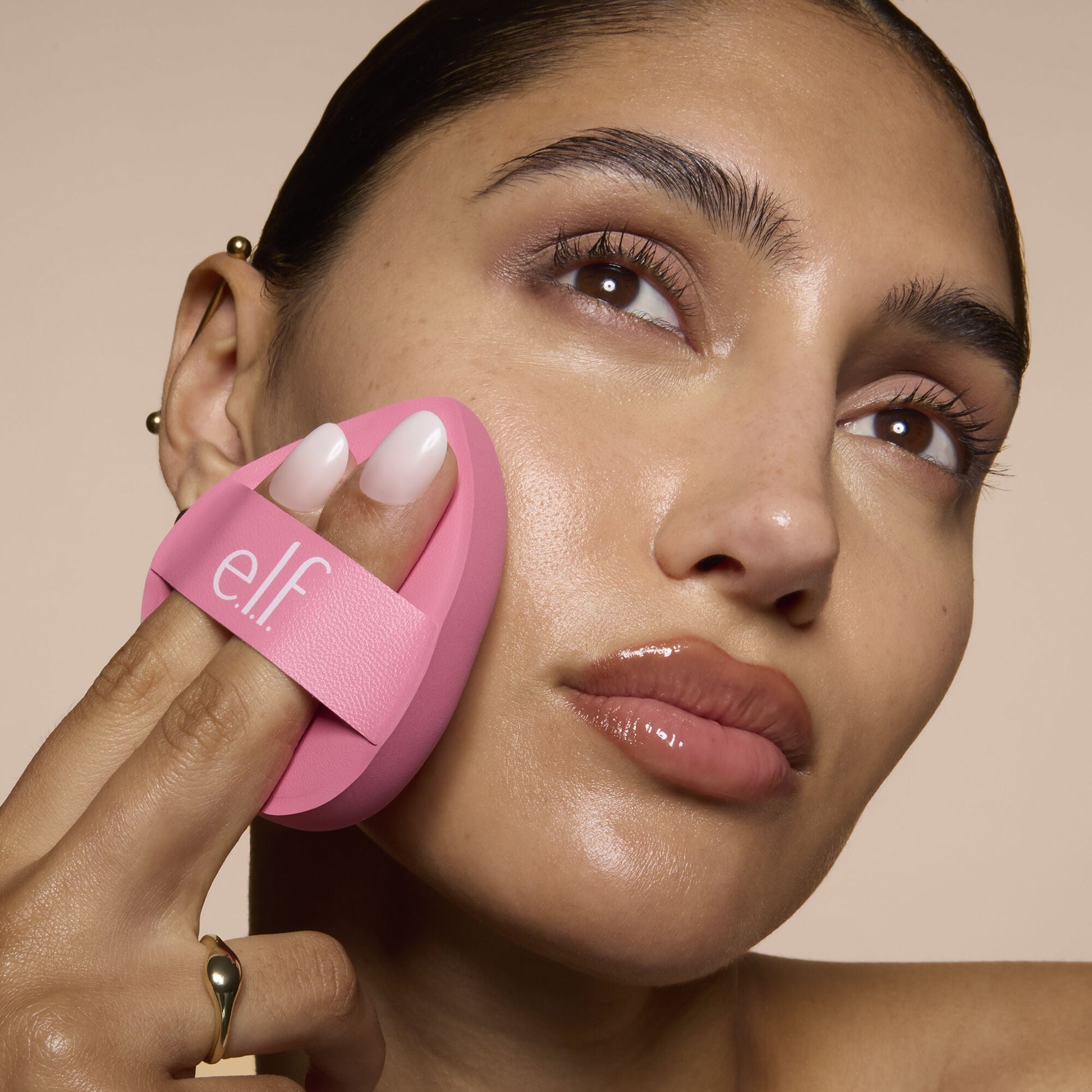 pillow-puff-foundation-sponge-t7 81838_MOM_PILLOW_PUFF_FOUNDATION_SPONGE_TOOL_SHOT_SONALI_0126_V2.jpg