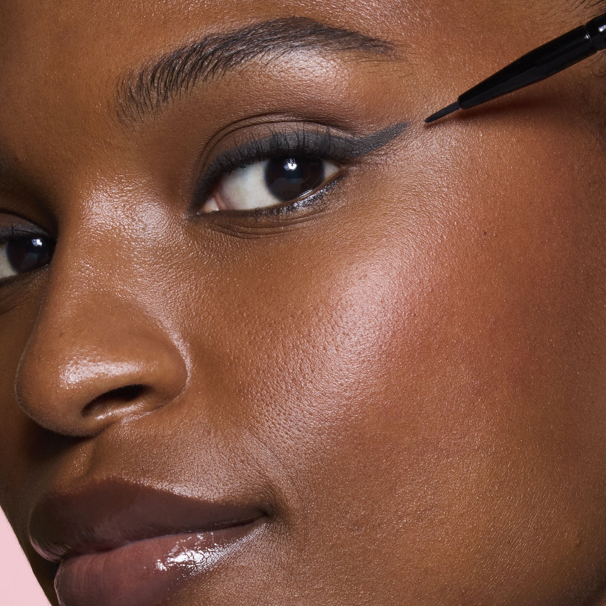 ultra-fine-eyeliner-brush-j7 81915_ULTRA_FINE_EYELINER_BRUSH_TOOL_SHOT_MOM_TSHECA_0120_v2.jpg