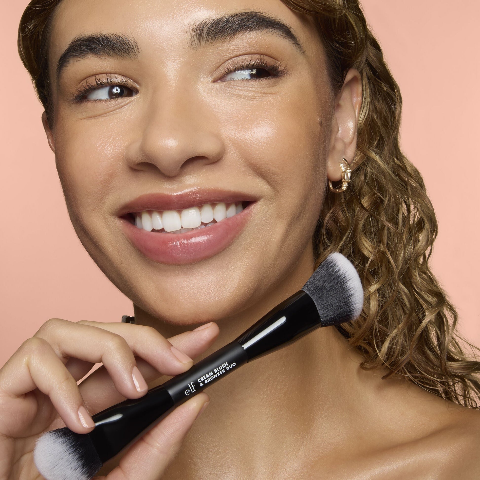 cream-blush-and-bronzer-duo-brush-m7 83857_CREAM_BLUSH_BRONZER_DUO_BRUSH_Q4_Alyssa_0103_V3_7510f340-cab5-4e94-b40f-1ad3f84fd183.jpg