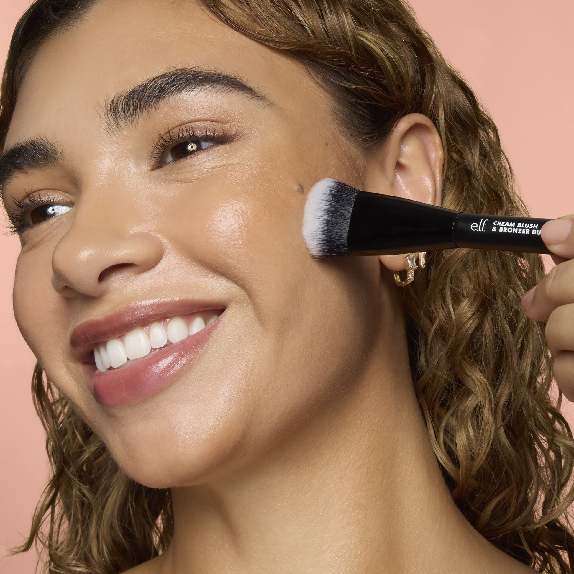 cream-blush-and-bronzer-duo-brush-m7 83857_CREAM_BLUSH_BRONZER_DUO_BRUSH_Q4_Alyssa_0173_V4_388aa08a-f9a4-4160-ae36-d9cdde1f6141.jpg
