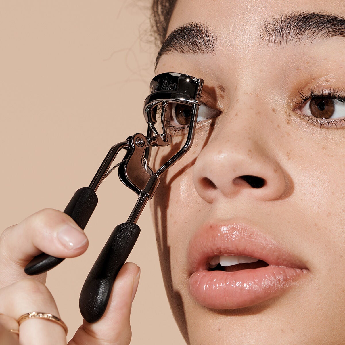 pro-eyelash-curler-w0 84067_ProEyelashCurler_Model.jpg