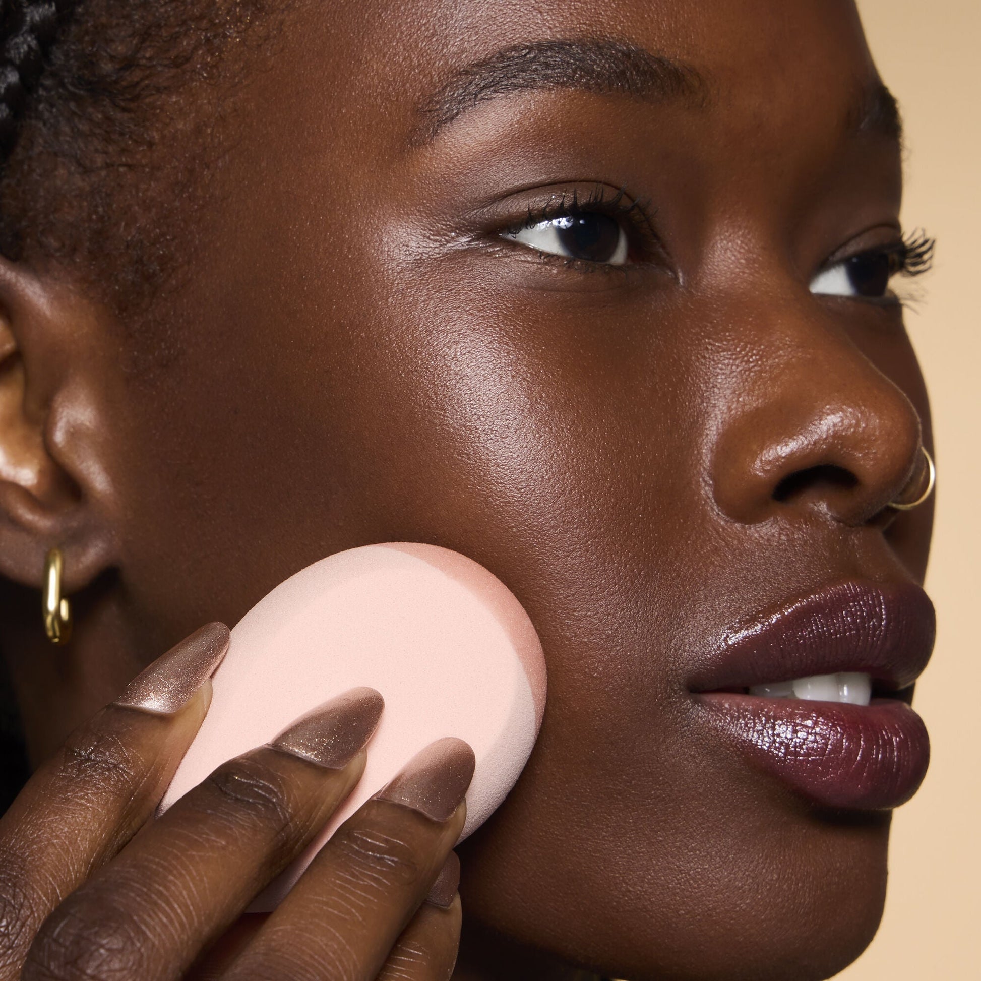 halo-glow-angled-silicone-face-sponge-e0 84235_HALO_GLOW_ANGLED_SILICONE_FACE_SPONGE_BILLIE_0078_V3.jpg