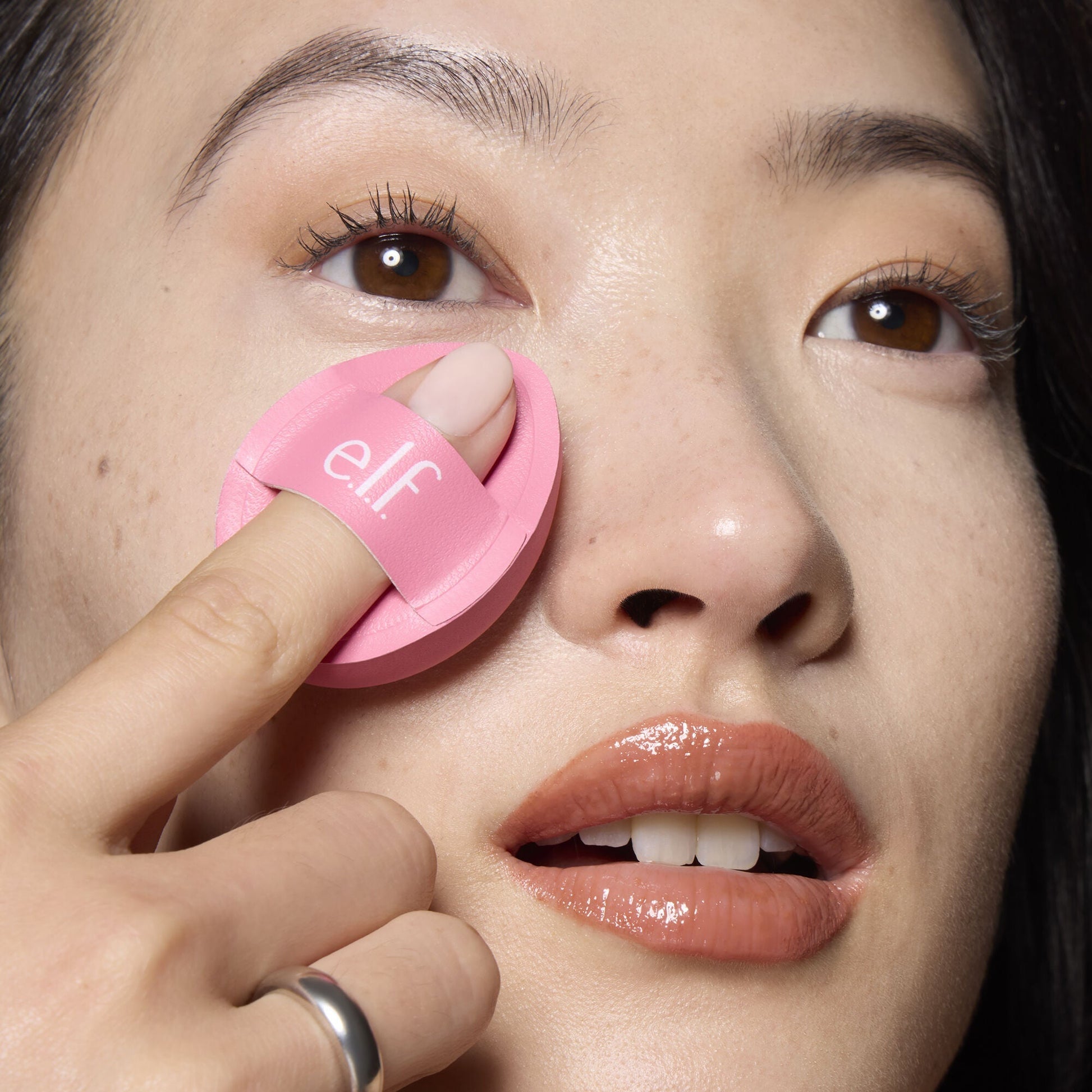 pillow-puff-concealer-sponge-k4 85120_MOM_PILLOW_PUFF_CONCEALER_SPONGE_TOOL_SHOT_SAKURA_V1_0095_V3.jpg