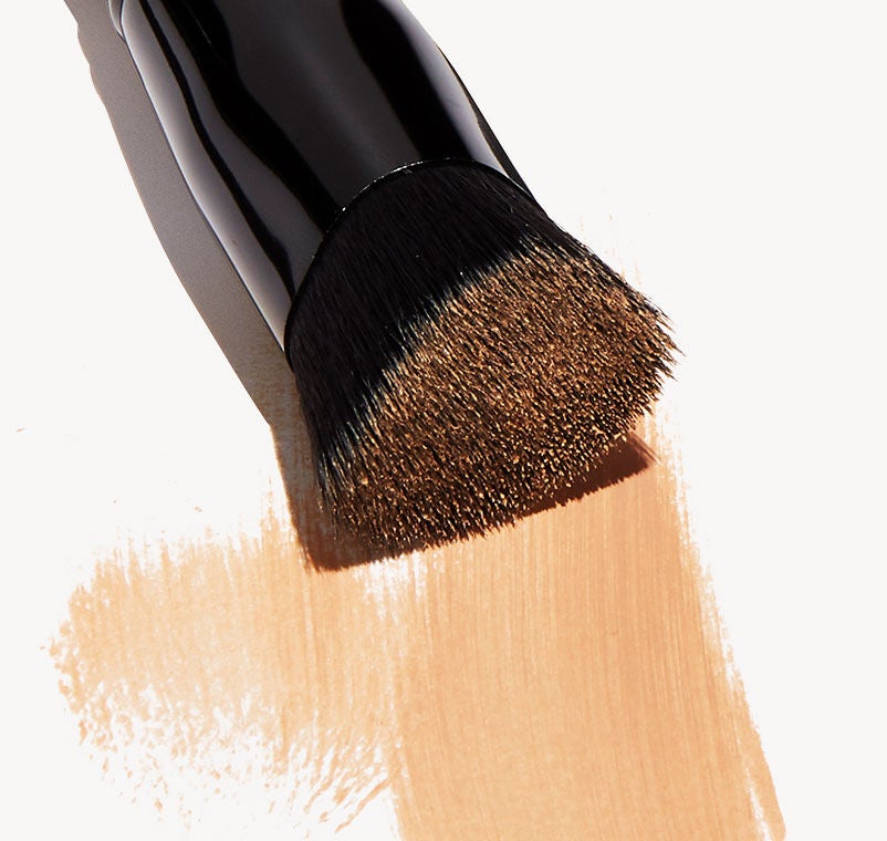 triangular-buffing-foundation-brush-l0 shot.jpg